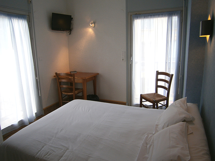 belle chambre spacieuse et fonctionnelle de l'Hôtel à Amélie les bains